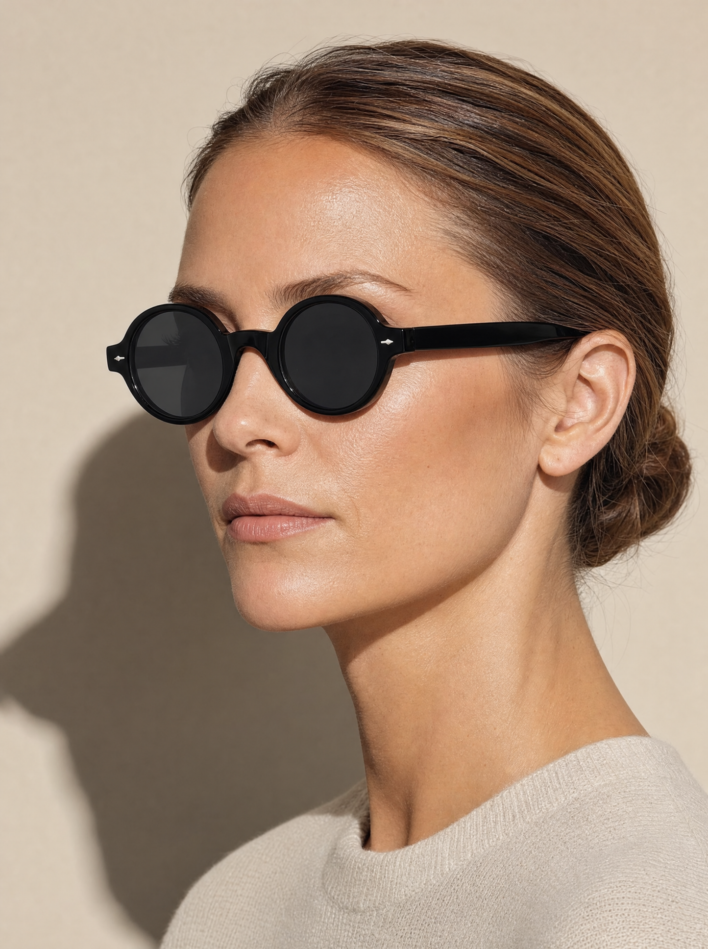 PENNY Frame 07 round sunglasses in NO COMMENT gloss black, three-quarter portrait