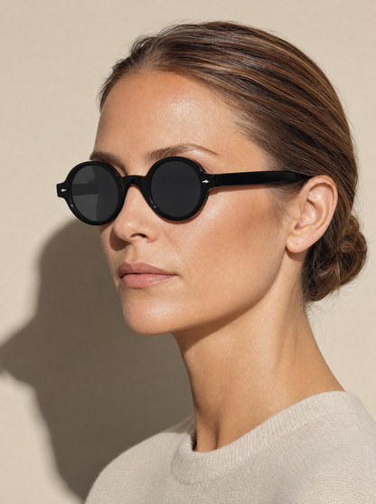 PENNY Frame 07 round sunglasses in NO COMMENT gloss black, three-quarter portrait