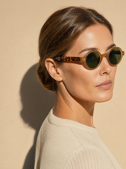 PENNY Frame 07 round sunglasses in SCOTCH translucent amber-olive with tortoiseshell arms, three-quarter portrait