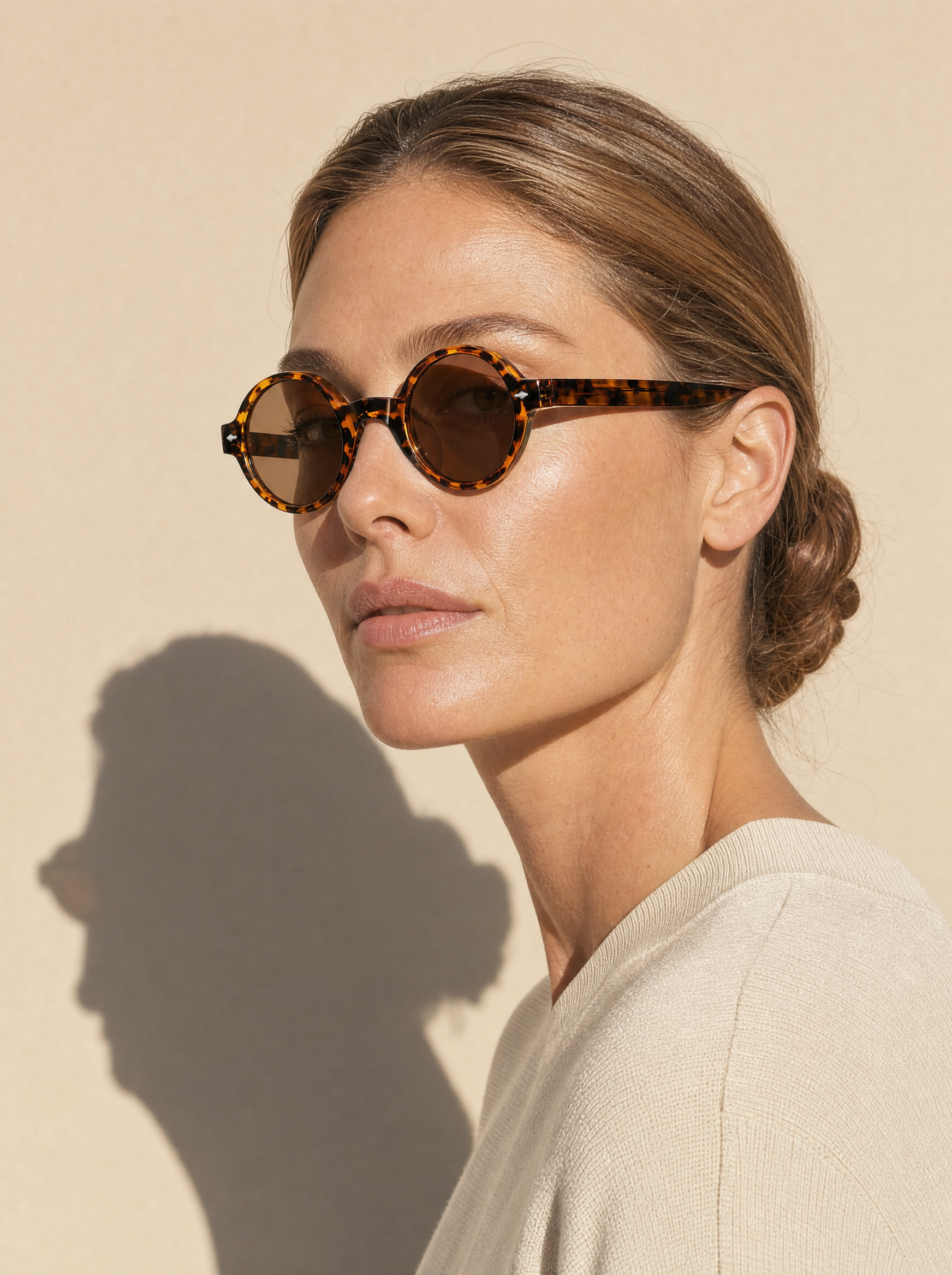 PENNY Frame 07 round sunglasses in TORTOISE amber tortoiseshell, three-quarter portrait