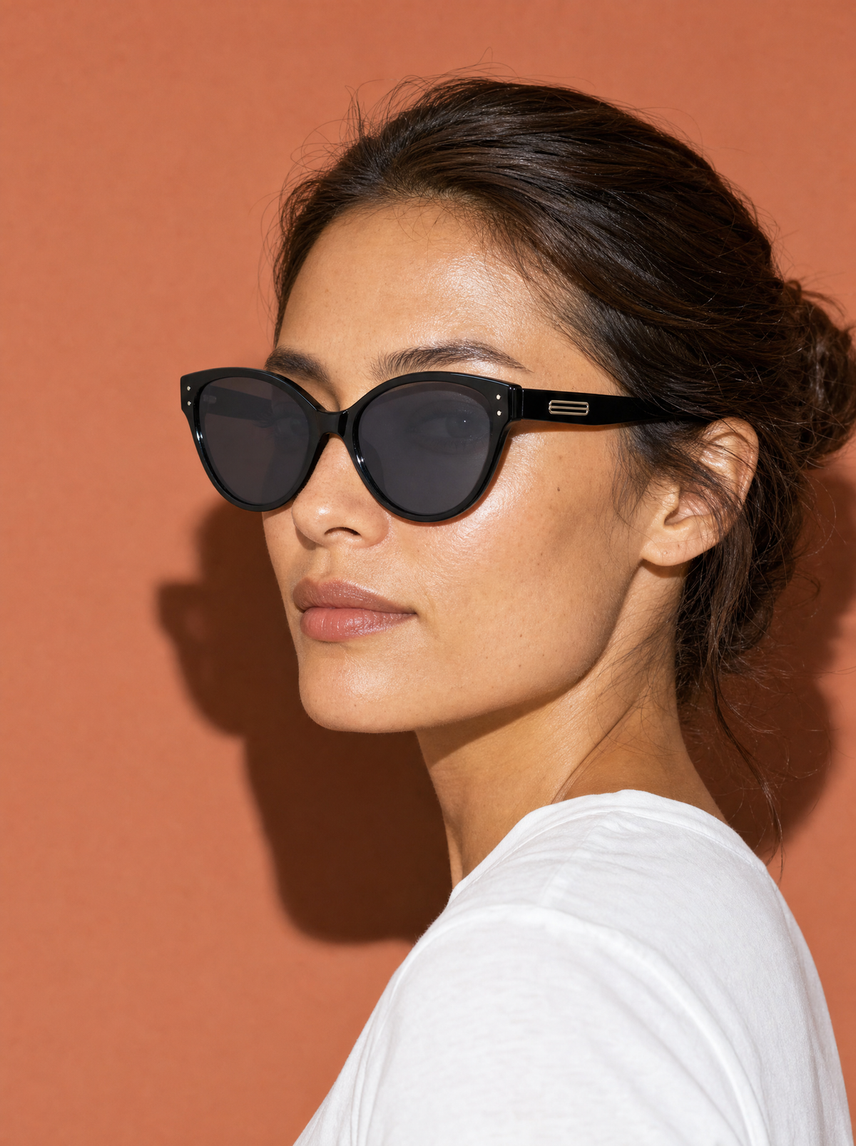 HM578 soft cat-eye sunglasses in NO COMMENT gloss black, three-quarter portrait