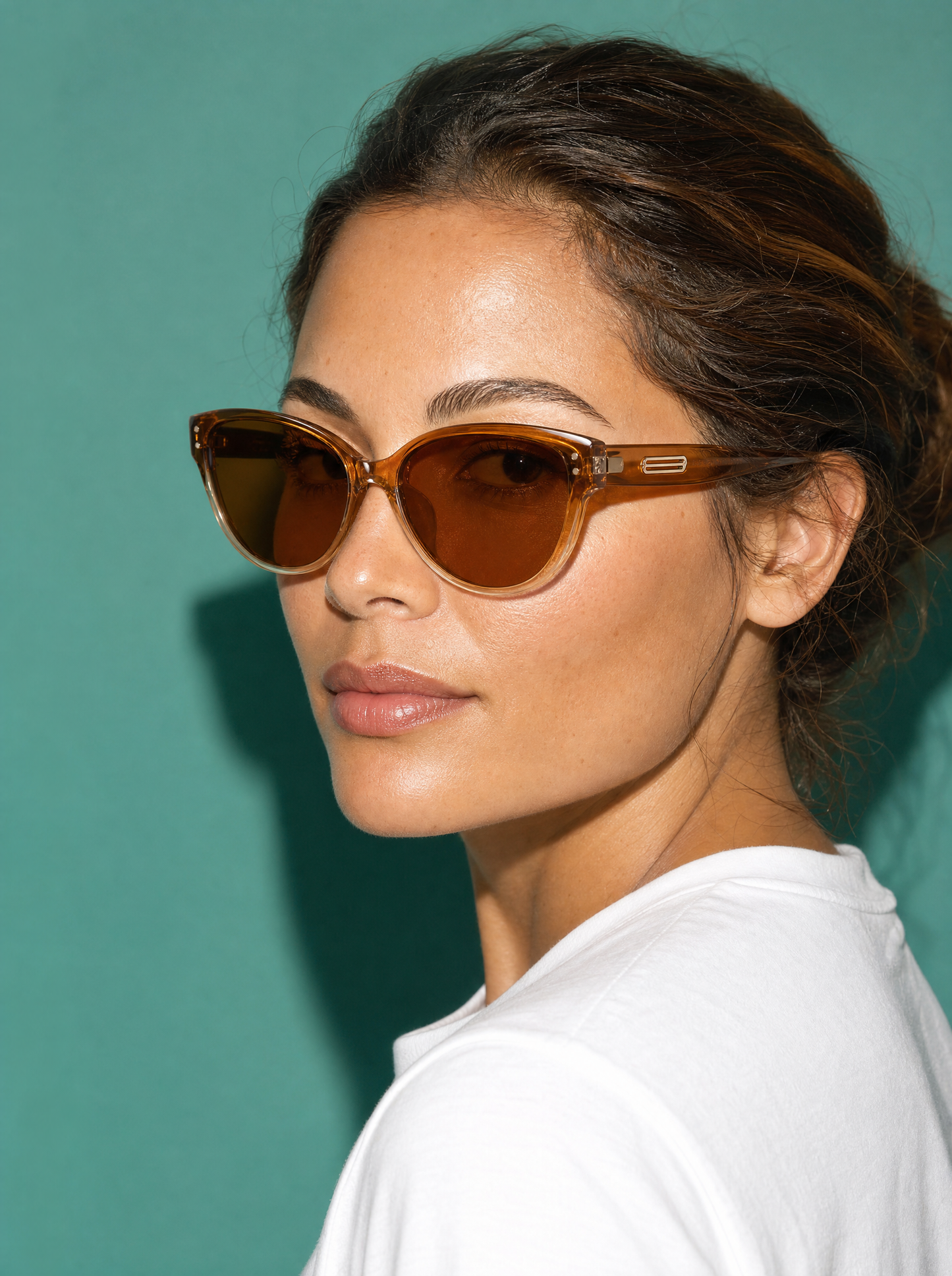 HM578 soft cat-eye sunglasses in TOFFEE graduated tea brown, three-quarter portrait