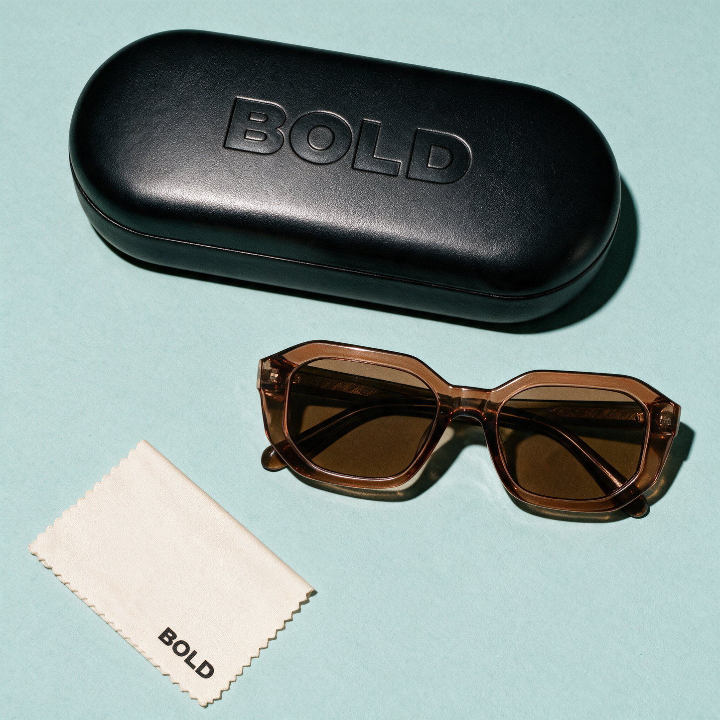BEVEL BOURBON - flat lay with BOLD hard case and cleaning cloth